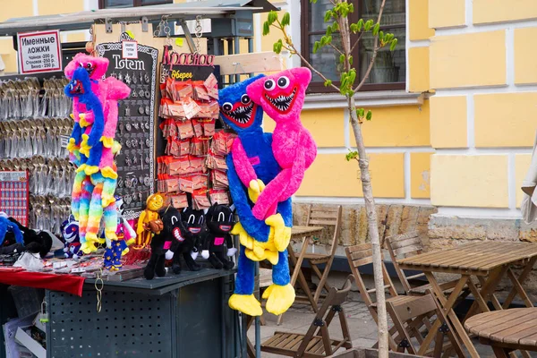 Saint Petersburg Rússia 2022 Brinquedos Azuis Huggy Wuggy Rosa Kissy Fotos De Bancos De Imagens