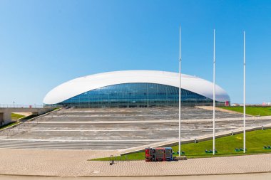 Sochi, Rusya - 08.09.2022: Bolşoy Sarayı (Büyük), Sirius köyündeki Olympic Park 'ta çok işlevli bir kompleks. Ön görünüm