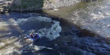Saint-Petersburg, Rusya, Vuoksa nehri - 06.03.2022: Dağ nehri ve kano ve kano ve kano, rafting. Su Sporları ve Yaz Reklamları Teması.