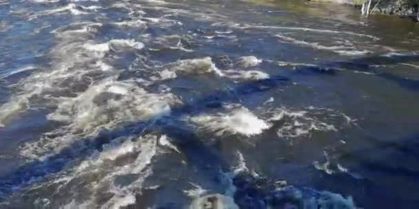 Νερόκηποι Στο Mountain River Waterfall — Αρχείο Βίντεο