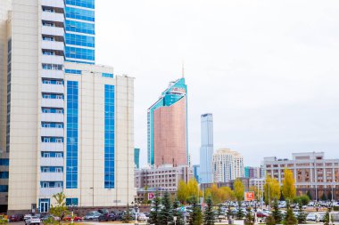 Sonbaharda Astana 'da gökdelenleri olan bir şehir. Nur-Sultan, Kazakistan - 10.24.2022.