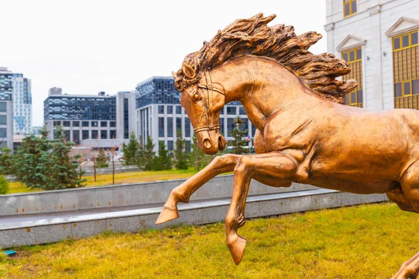 Brons Häst Skulptur Med Flygande Man Stadens Gata Närbild Astana — Stockfoto
