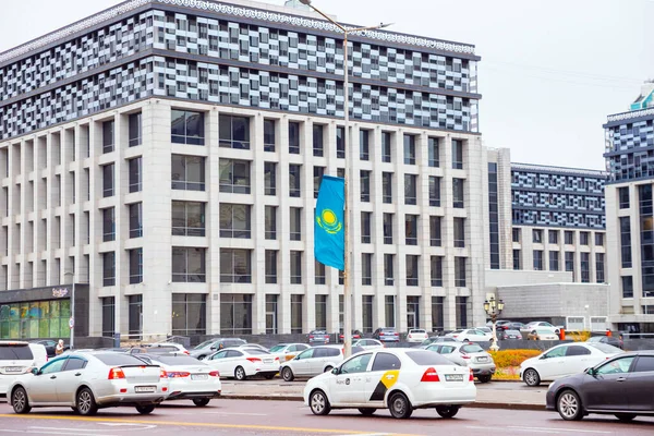 Edificio Moderno Bandera Vertical Kazajstán Carretera Coches Mucho Tráfico Taxi — Foto de Stock