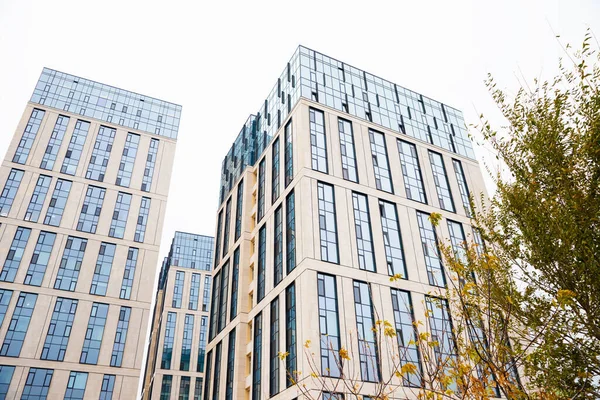 Blå Beige Modern Lägenhet Byggnad Träd Kakel Och Glasfasad Utsikt — Stockfoto