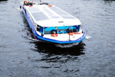 Turist gemisi, nehir kanalı Fontanka 'da yolcu taşıyan bir tekne. Üst Manzara. St. Petersburg, Rusya - 05.29.2022