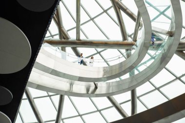 ExPO 2017 'de Nur-Alem küresindeki cam köprü, cam köprüdeki insanlar. Fütürist iç mekan. Cam çatı kubbesi. Aşağıdan bak. Astana (Nur-Sultan), Kazakistan - 10.24.2022