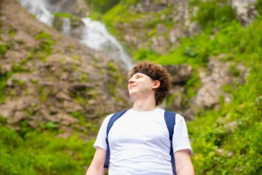 32 yaşında, doğa şelalesinde gülümseyen bir erkek arıyorum. Yaz yürüyüşü, halk parkında boş zaman aktiviteleri. Avrupalı beyaz beyaz erkek. Bel yukarı, yaşam tarzı portresi.