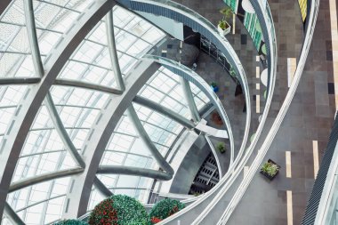 ExPO 2017 Sergi Alanındaki Nur-Alem küresinin cam kubbesinin gelecekteki iç mimarisi. Döşemeler, çelik cam duvar, inşaat. Astana (Nur-Sultan), Kazakistan - 10.24.2022.