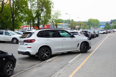 BMW x5 m 'lik araba bisiklet yolu, kaldırım. Trafik ihlali. Yekaterinburg, Rusya - 5.23.23