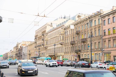 Nevsky 'nin geleceği, şehir sokağı, 18.-19. yüzyılın tarihi binalarının cepheleri, yollar, arabalar. Saint-Petersburg, Rusya - 05.29.23