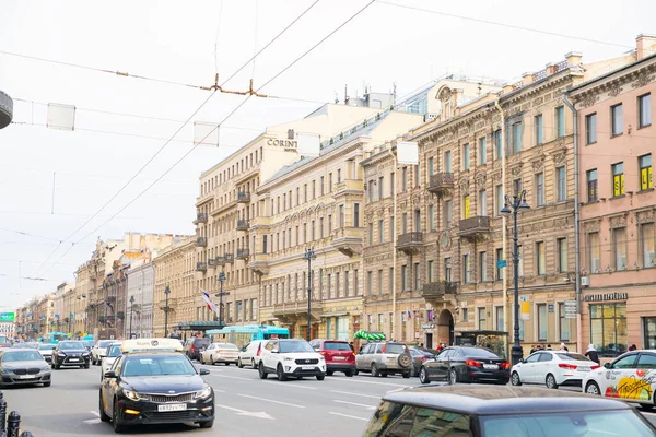 네브스키 세기의 역사적 건물들의 자동차 상트페테르부르크 러시아 스톡 사진