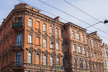 St. Petersburg 'da 18.-19. yüzyılın kahverengi tarihi binası. Nevsky Prospekt 'teki ev cephesi - 05.29.23