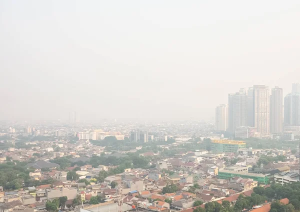 Jakarta, Endonezya - 2 Eylül 2023: Jakarta 'daki hava kirliliği sağlık tehlikesi