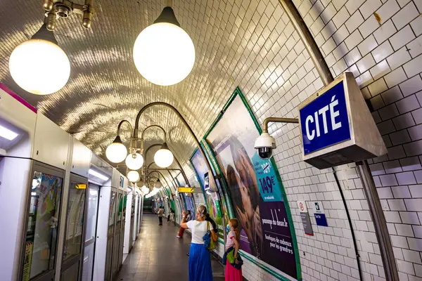 Paris, Fransa - 23 Temmuz 2022: Paris Metro İstasyonu.