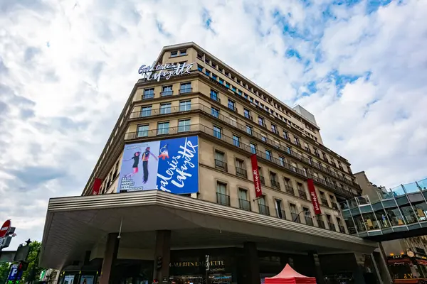 Paris, Fransa - 23 Temmuz 2022: Galeriler Lafayette Haussmann lüks bir alışveriş merkezi