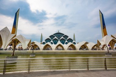Bandung, Endonezya - 4 Kasım 2023: Al Jabbar Büyük Camii ve göleti, bulutlu bir öğleden sonra