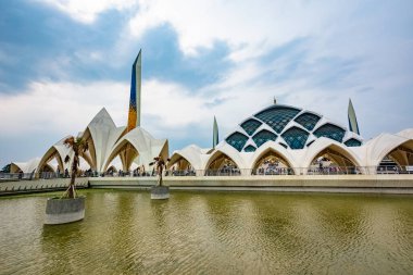 Bandung, Endonezya - 4 Kasım 2023: Al Jabbar Büyük Camii ve göleti, bulutlu bir öğleden sonra