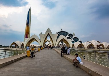 Bandung, Endonezya - 4 Kasım 2023: El Jabbar Büyük Camii 'ne giriş köprüsü, birkaç ibadet edenle birlikte