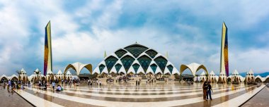 Bandung, Endonezya - 4 Kasım 2023: El Jabbar Büyük Camii 'nin panoramik manzarası