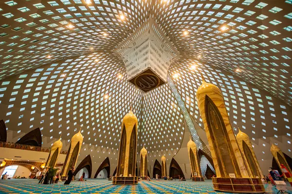Bandung, Endonezya - 4 Kasım 2023: El Jabbar Büyük Camii 'nin İçi