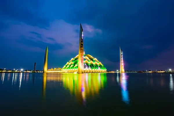 Bandung, Endonezya - 4 Kasım 2023: Geceleyin Al Jabbar Büyük Camii (mavi saat) gölette lambalar ve yansımalarla