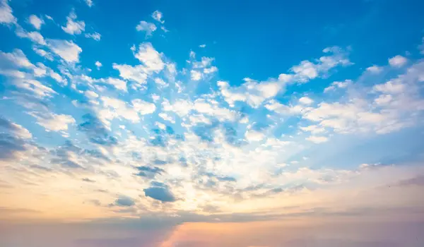 Gün batımında Cirrocumulus veya altocumulus bulutları. Kurbağa bakışı.