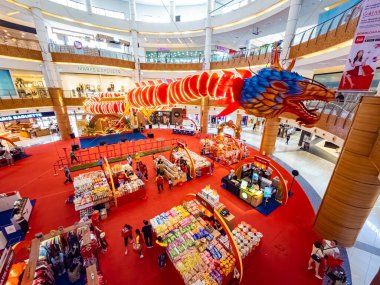 Tangerang, Endonezya - Ocak 2024: Çin 'in (ay) yeni yılını kutlamak için Endonezya' nın Tangerang kentindeki bir alışveriş merkezinde kırmızı ejderha süslemesi.