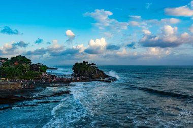 Endonezya, Bali 'deki Tanah Lot Tapınağı, gün batımında. Bali 'de ünlü bir Hindu tapınağı ve turizm merkezi..