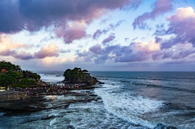Endonezya, Bali 'deki Tanah Lot Tapınağı, gün batımında. Bali 'de ünlü bir Hindu tapınağı ve turizm merkezi..