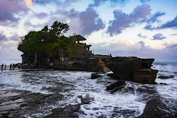 Endonezya, Bali 'deki Tanah Lot Tapınağı, gün batımında. Bali 'de ünlü bir Hindu tapınağı ve turizm merkezi..