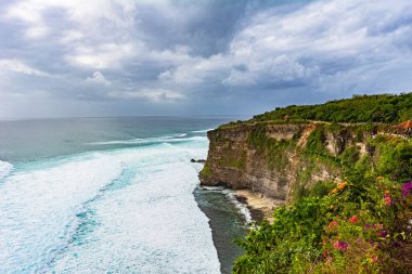Endonezya, Bali 'deki Uluwatu uçurumunun güzel manzarası