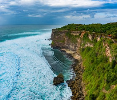 Endonezya, Bali 'deki Uluwatu uçurumunun güzel manzarası