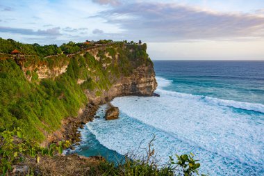 Endonezya, Bali 'deki Uluwatu uçurumunun güzel manzarası