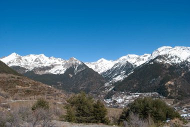 Buzlu tepeler, karla kaplı bir dağ sırasının güzelliği.