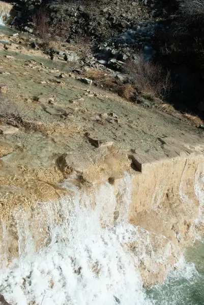 Dağların kalbinde görkemli bir şelale