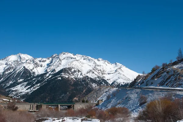 Kış Kaçışı, Karlı Dağ Manzarası 'nda Yolculuk