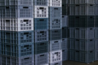 İnce plastik tepsiler hem ambalaj rafı gıdaları hem de paket servis yemekleri için kullanılır.