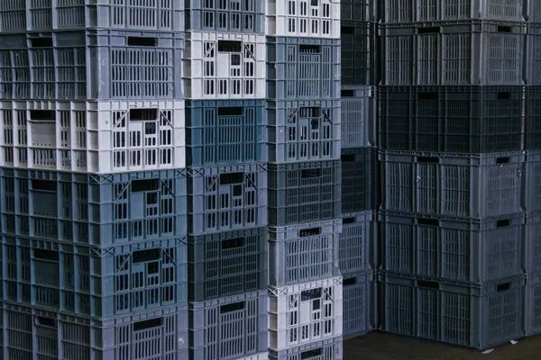 İnce plastik tepsiler hem ambalaj rafı gıdaları hem de paket servis yemekleri için kullanılır.