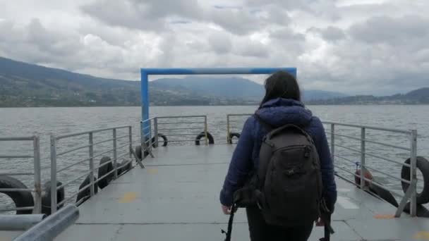 Prozkoumávání Venku Žena Batohem Užívá Výhled Jezero Zataženo Video — Stock video