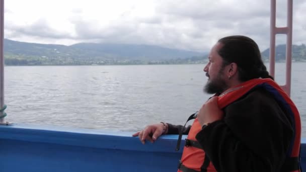 Disfrutando Día Pacífico Lago Hombre Chaleco Salvavidas Video — Vídeos de Stock