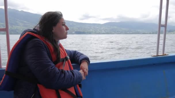 Disfrutando Día Pacífico Lago Mujer Chaleco Salvavidas Video — Vídeos de Stock