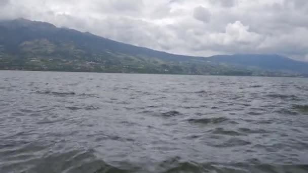 Explorando Aire Libre Mujer Con Mochila Disfrutando Vista Del Lago — Vídeos de Stock