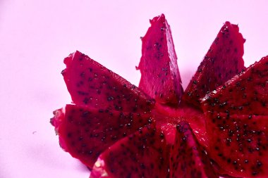 Kırmızı ejderha meyvesi seti. İştah açıcı. Pembe arka planda yalıtılmış. Üst manzara, el.