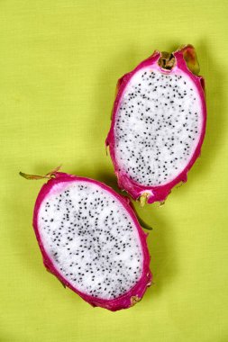 Kırmızı ejderha meyvesi seti. İştah açıcı. Reen arka planda yalıtılmış servis ediliyor. Üst manzara, el bıçağı masası.