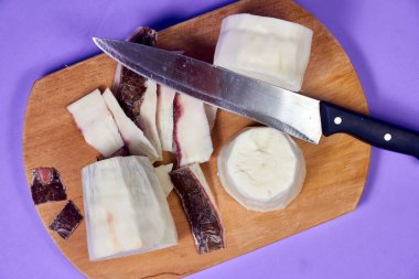 Taze Organik Cassava Kökü, Manioc Esculenta, yuca Mor arka planda, el masasında