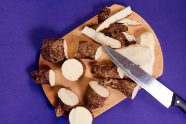 Taro kökü sebzesi, Eddie Malanga, eller masa dilimi.