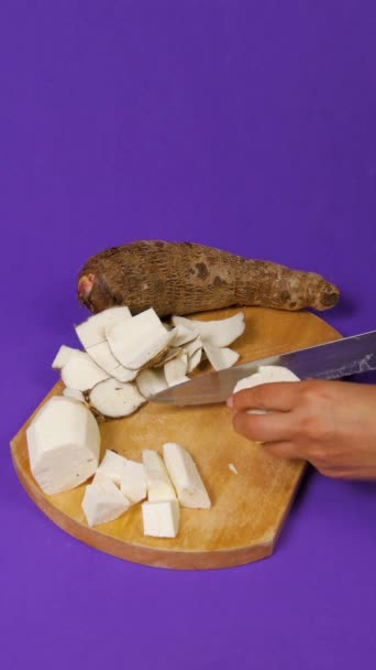 Kobieta Ręce Nożem Cięcia Malanga Kostki Drewnianej Desce Fioletowym Tle — Wideo stockowe
