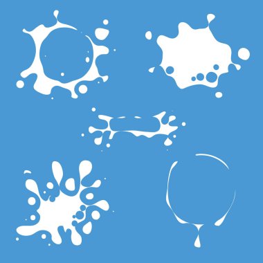 Süt lekeleri hazır. Beyaz lekeler mavi arka plana damlıyor. Organik doğal çiftlik taze süt etiketleri vektör koleksiyonu. Sıçrama ve leke tasarımı yaratıcı illüstrasyon şeklindedir. Süt döküldü. Süt damlası