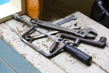 Ahşap yüzeyde paslı eski araçlar