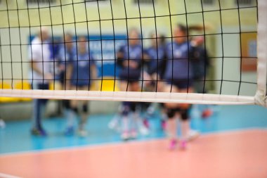 Arka planda bir oyuncu olan voleybol ağı